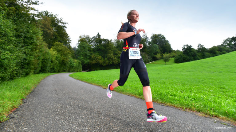 Elithera Aktuell: Laufen im Winter: Diese Tipps von Duathlon Weltmeisterin Jasmin Brammert sind Gold wert.