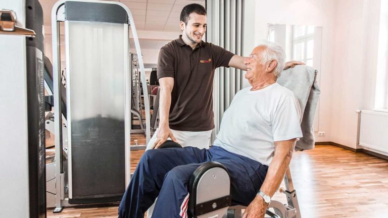 Physiotherapie nach Oberschenkelhalsbruch – wie Sie wieder auf die Beine kommen und Komplikationen vermeiden können.